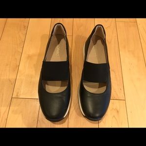 Vivonic womens shoes. Size 8. Almost new condition, barely worn.